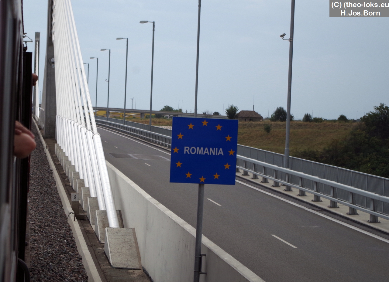 Ortsschild Rumäniens auf der Brücke
