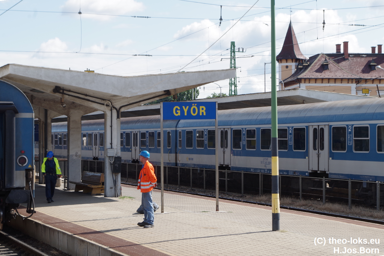 Bahnsteig mit hellblauen Sitzwagen der ungarischen MAV