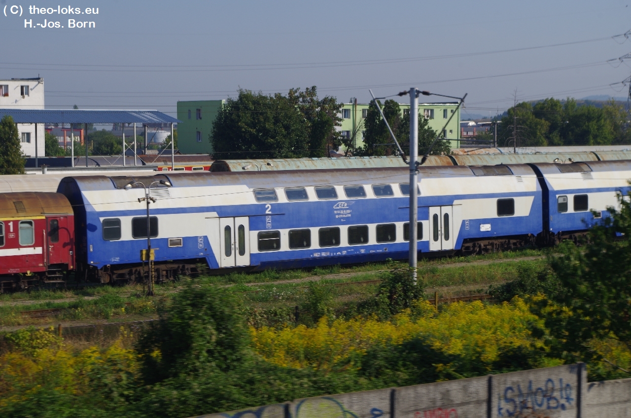 blauer Doppelstock-Reisezugwagen der CFR Calatori 5053_26-16_098-1