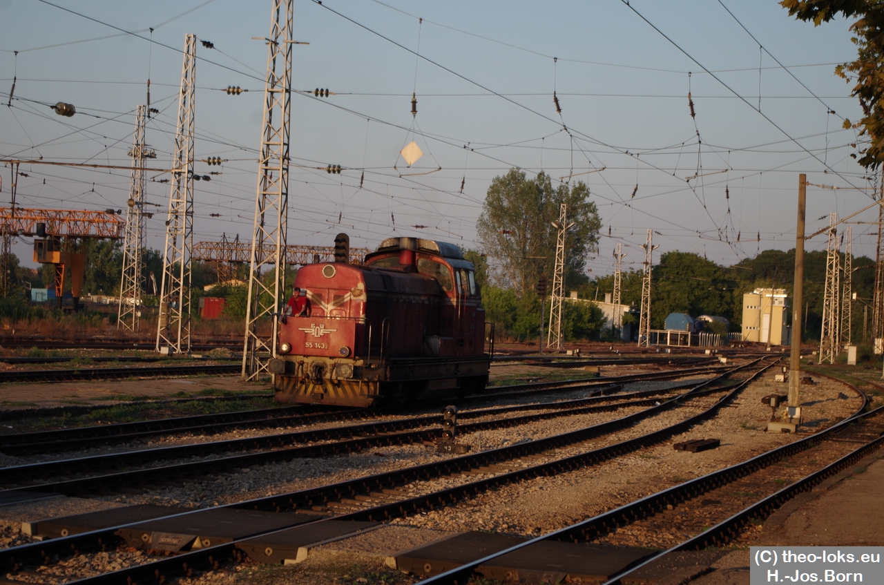 Rangierlok der Baureihe 55 und die Gleisanlage Richtung Varna
