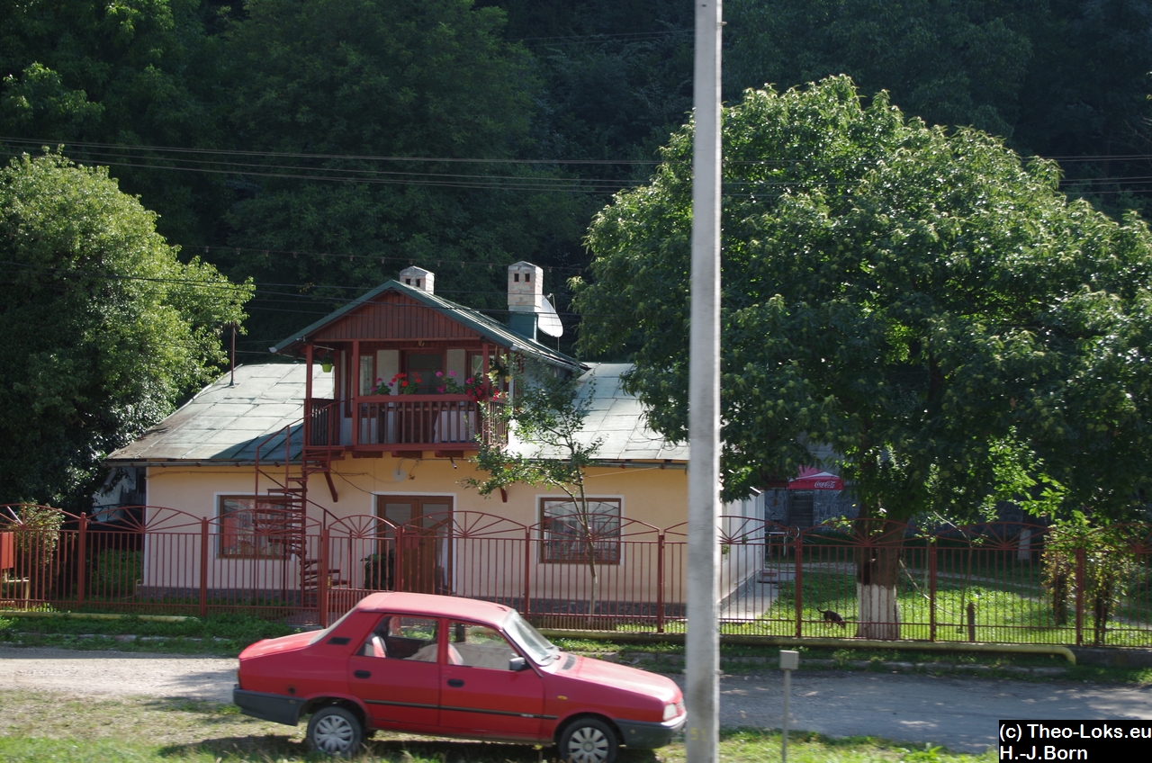 und ein drittes, schönes Haus mit einem alten Cacia-Renault R-12 Nachbau